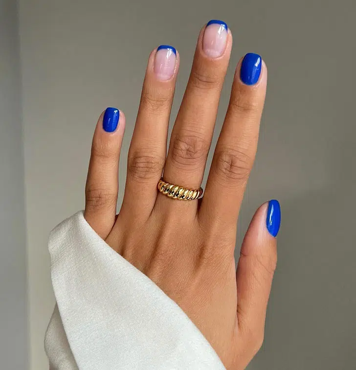 Синий французский маникюр на квадратных коротких ногтях