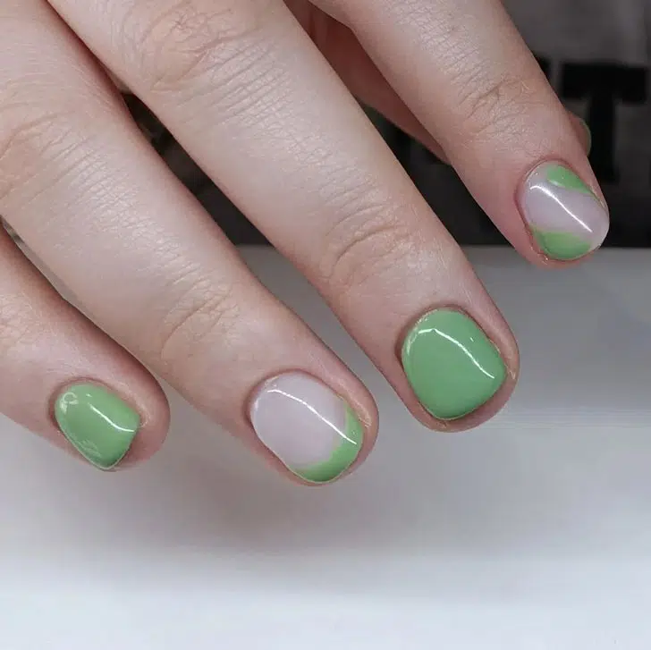 Светло зеленый маникюр на коротких натуральных ногтях с френчем