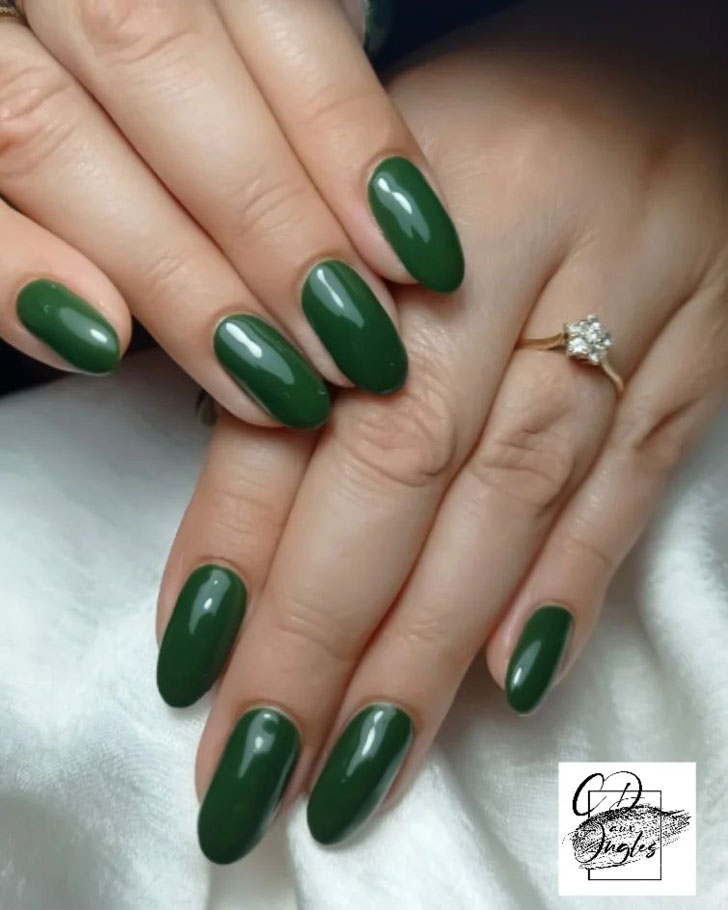 Темно зеленый маникюр на овальных ногтях средней длины
