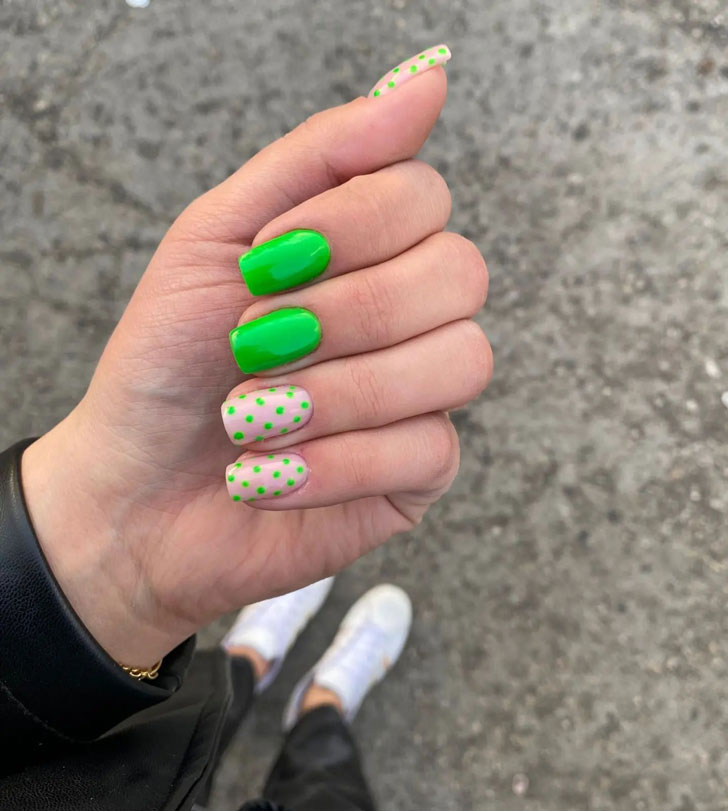 Яркий зеленый маникюр с точками на квадратных ногтях средней длины