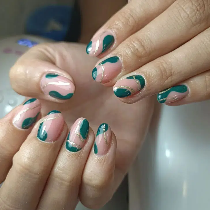 Зеленый абстрактный маникюр с блестками на овальных ногтях средней длины