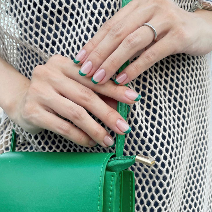 Зеленый френч на натуральных ногтях средней длины