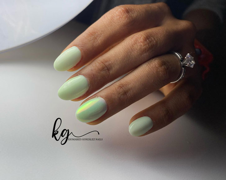 Зеленый жемчужный маникюр с блеском на овальных ногтях средней длины