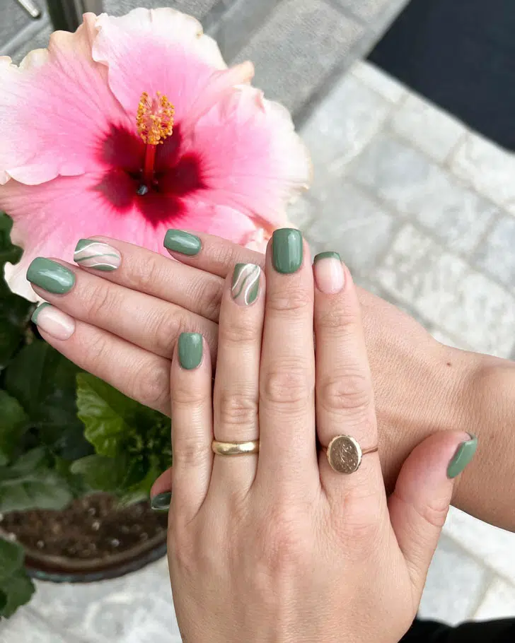 Зеленый маникюр цвета хаки с завитками на квадратных ногтях средней длины