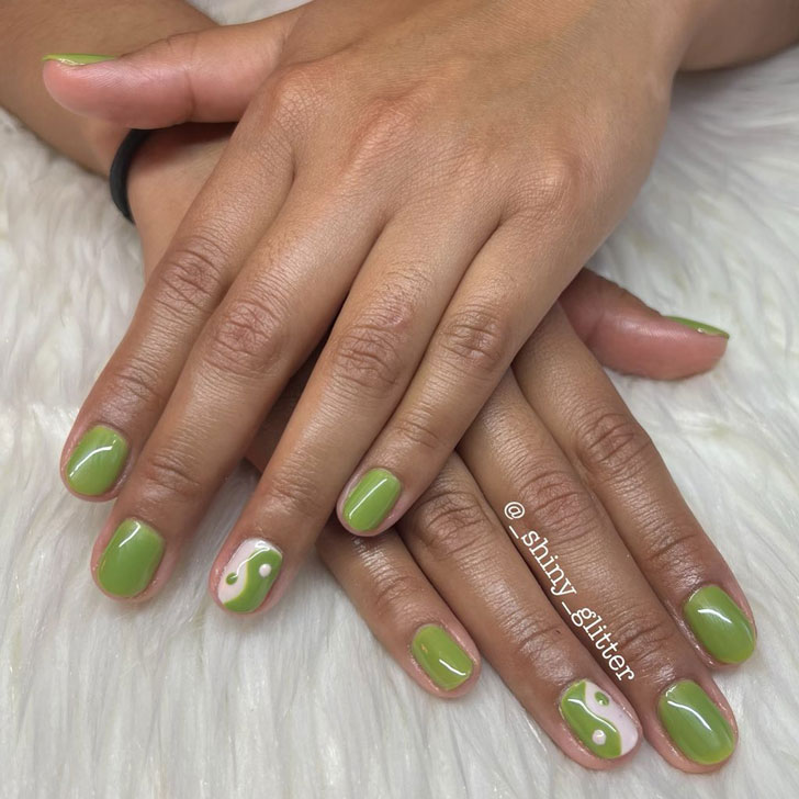 Зеленый маникюр с принтом инь-янь на коротких натуральных ногтях