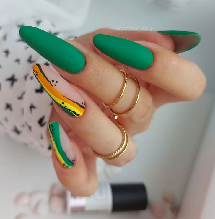 Зеленый матовый маникюр с ярким принтом на очень длинных ногтях