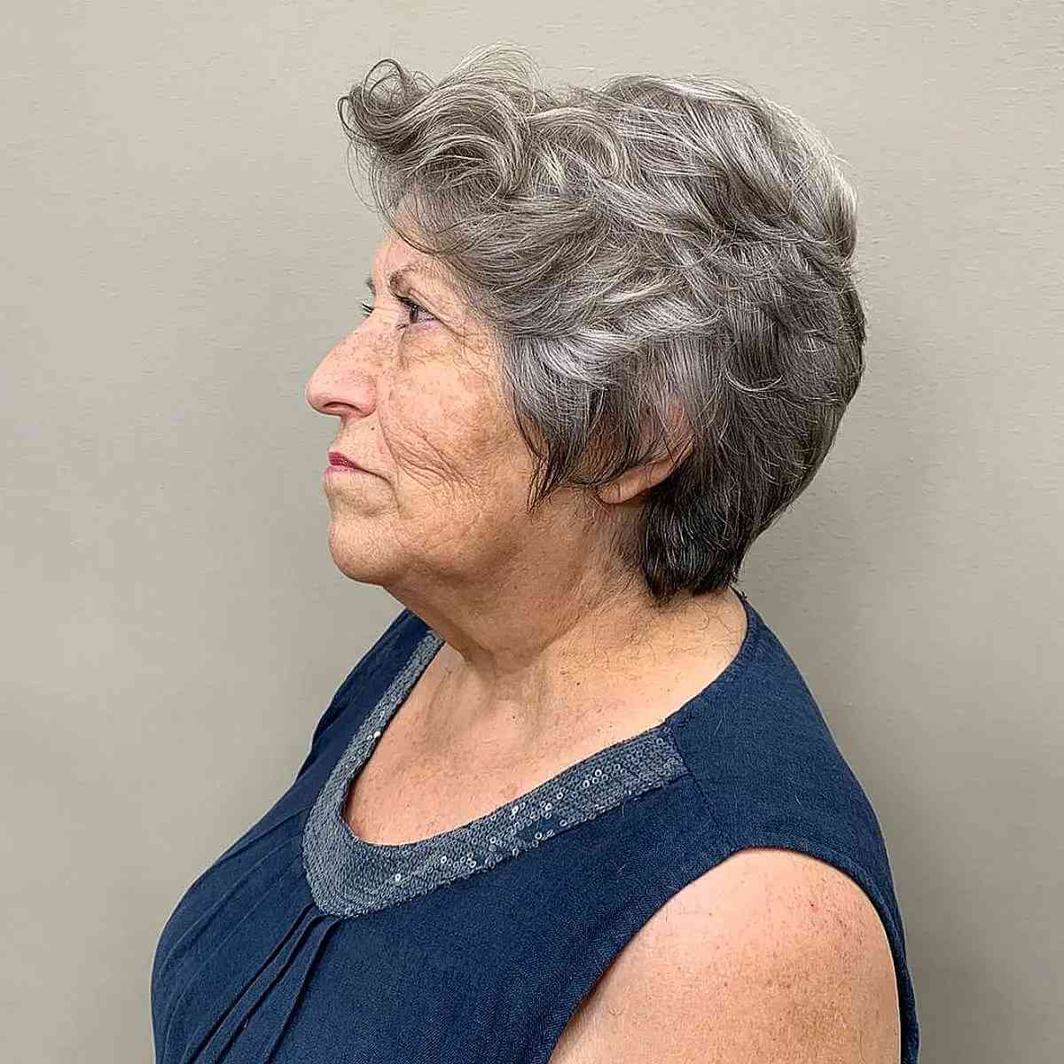 Женщина с многослойной стрижкой пикси с воздушной текстурой на седых волосах