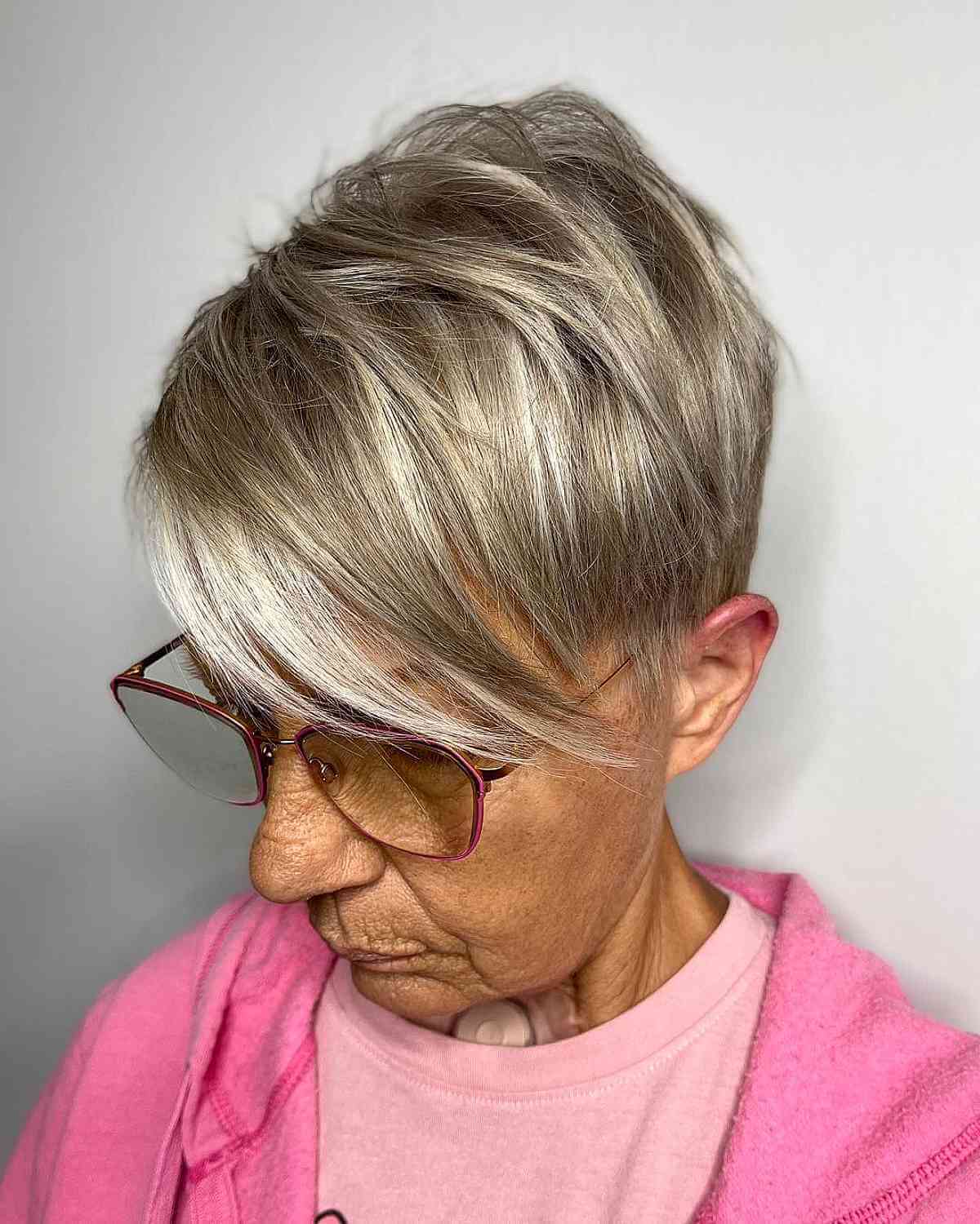 Женщина со стрижкой пикси с удлиненной боковой челкой на светлых волосах