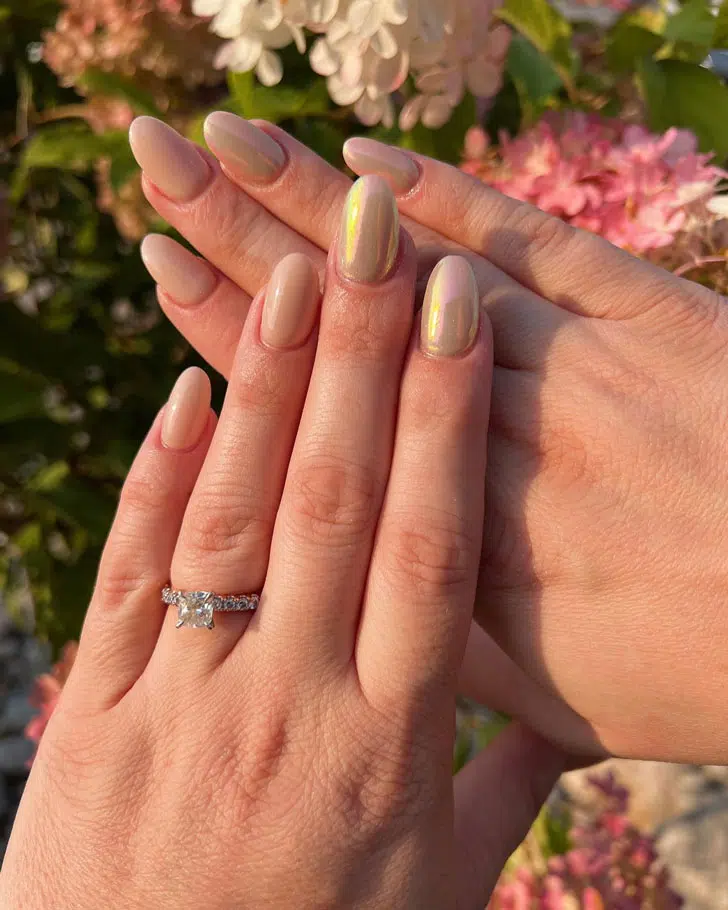 Золотой жемчужный маникюр на овальных ногтях средней длины