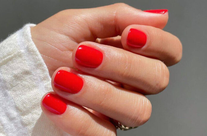12 элегантных идей красного маникюра на короткие ногти, которые можно носить сейчас и в 2023 году