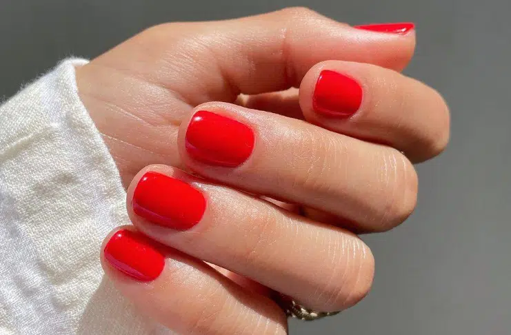 12 элегантных идей красного маникюра на короткие ногти, которые можно носить сейчас и в 2023 году