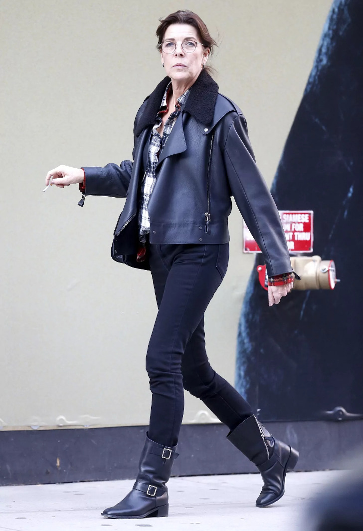 Принцесса Каролина в узких джинсах, теплой байкерской куртке и сапогах на плоской подошве