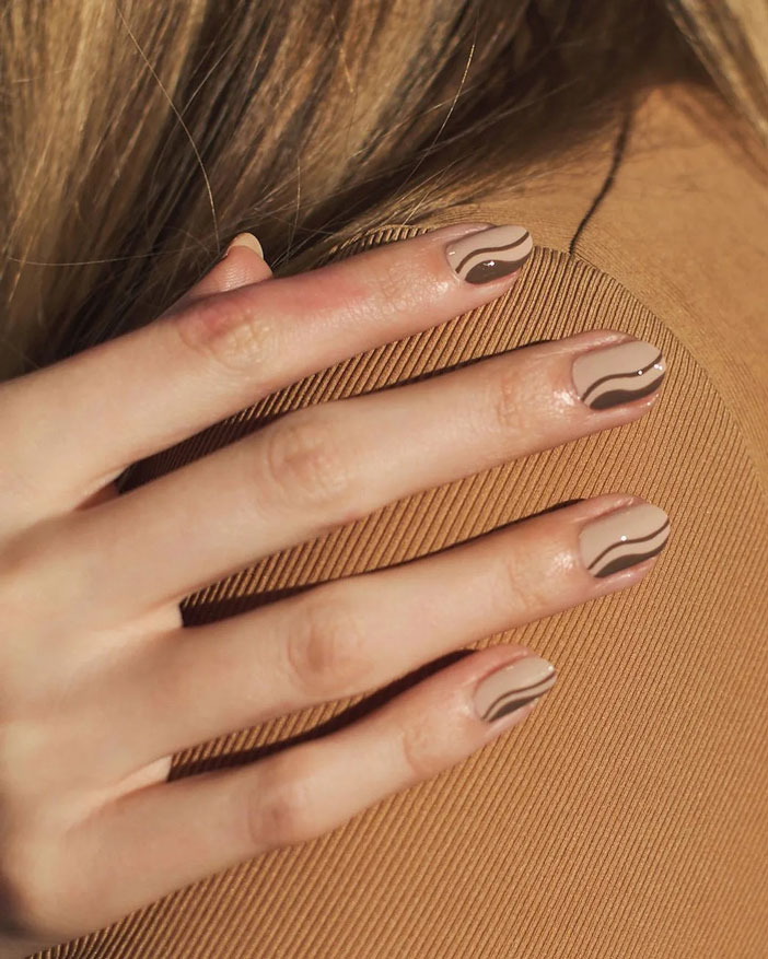 Бежевый маникюр с коричневыми волнами на коротких ногтях