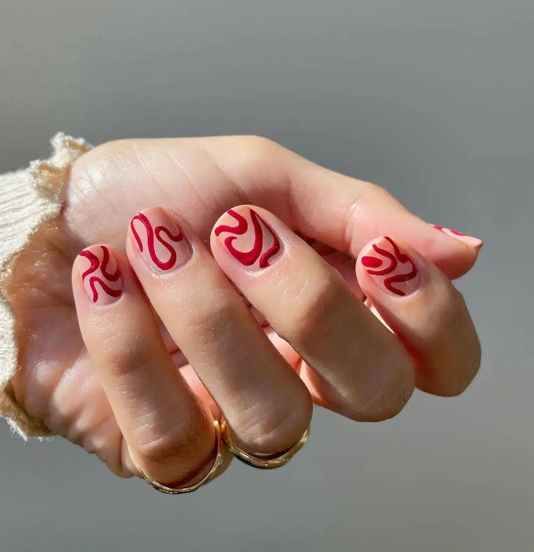 Бежевый маникюр с красными завитками на коротких квадратных ногтях