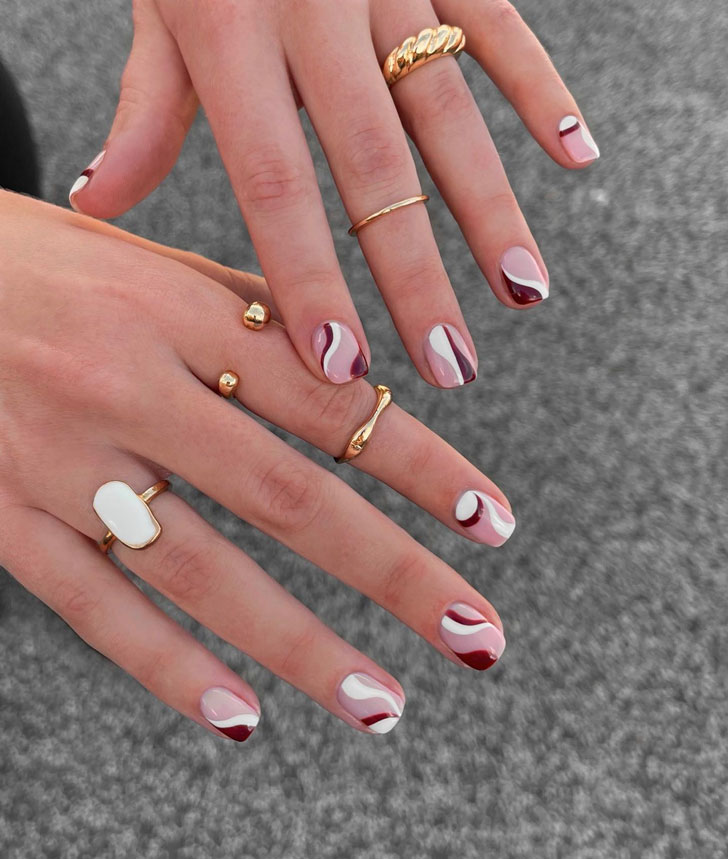 Бордово белый маникюр с завитками на коротких квадратных ногтях