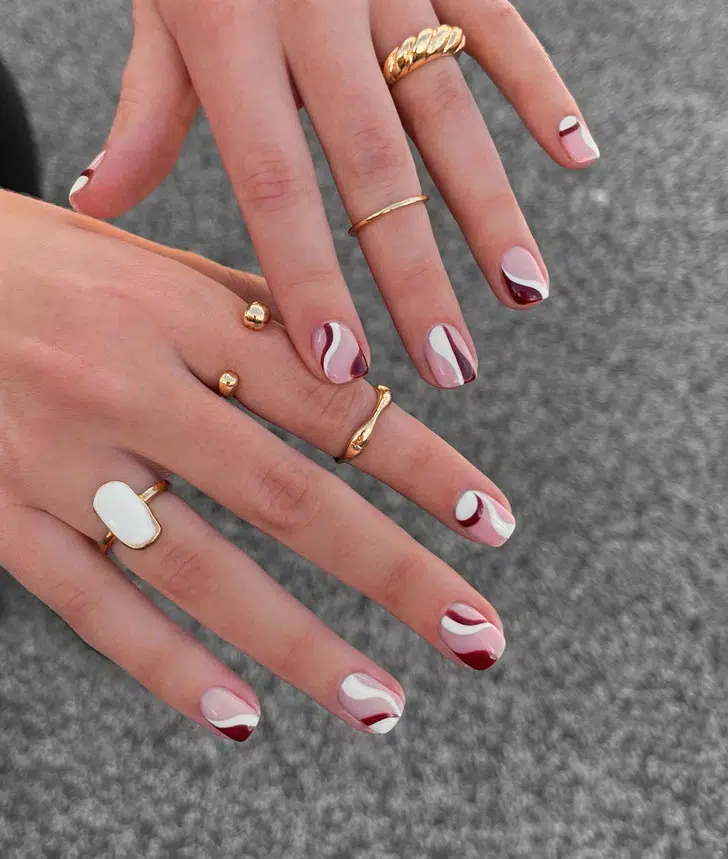 Бордово белый маникюр с завитками на коротких квадратных ногтях