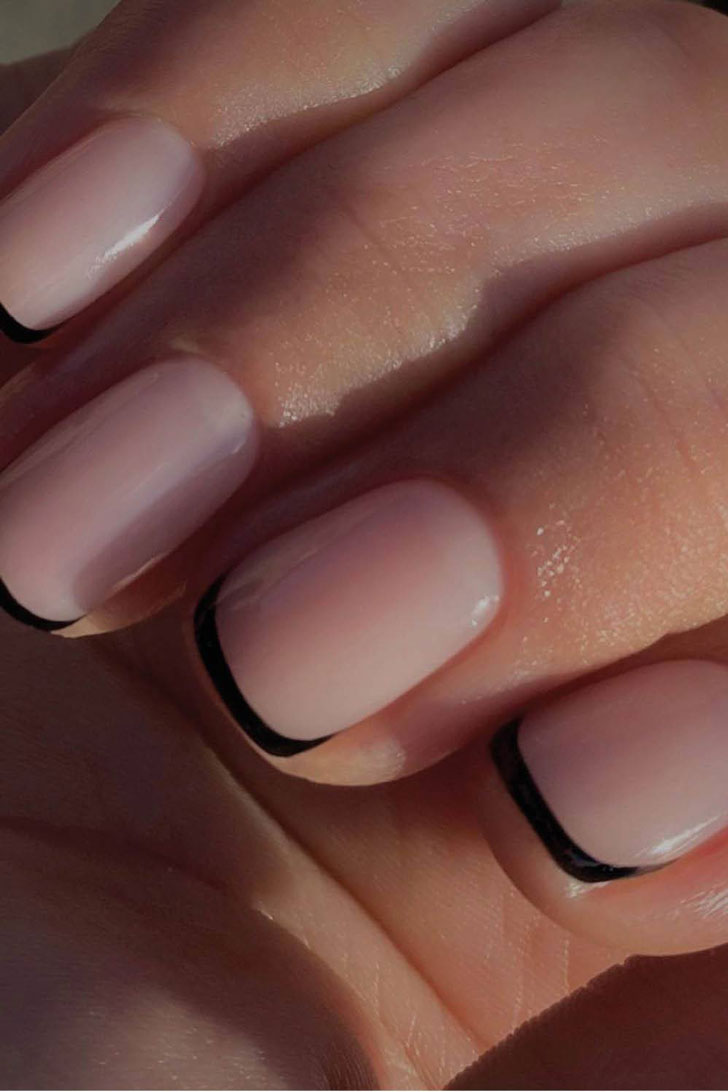 Черный френч на коротких натуральных ногтях