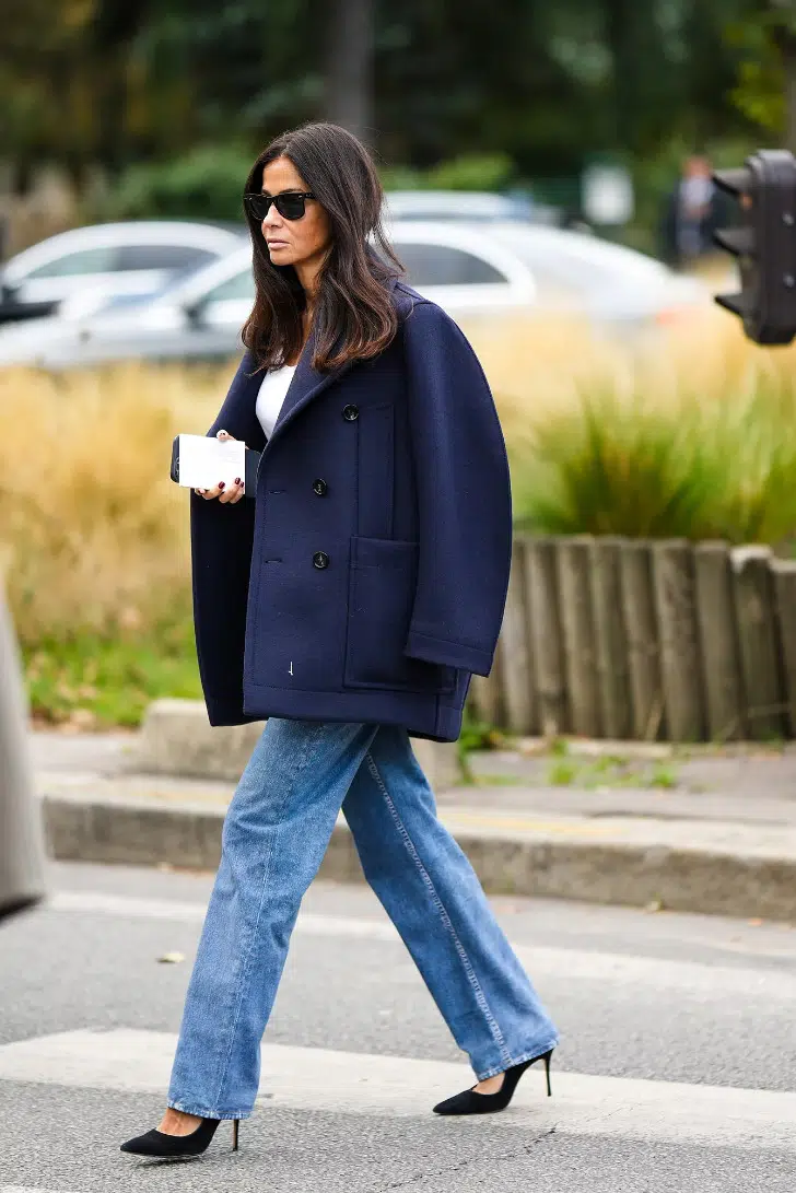 Женщина в прямых синих джинсах, куртке оверсайз и черных туфлях на шпильке