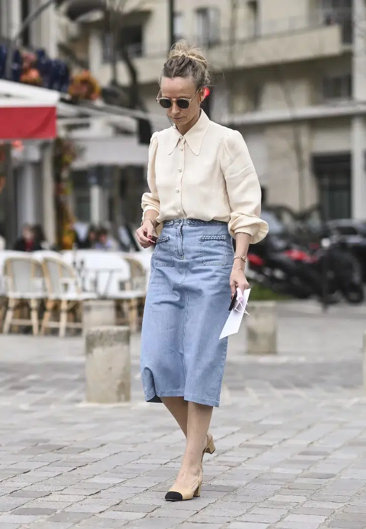 Девушка в прямой джинсовой юбке, блузке и двухцветных туфлях