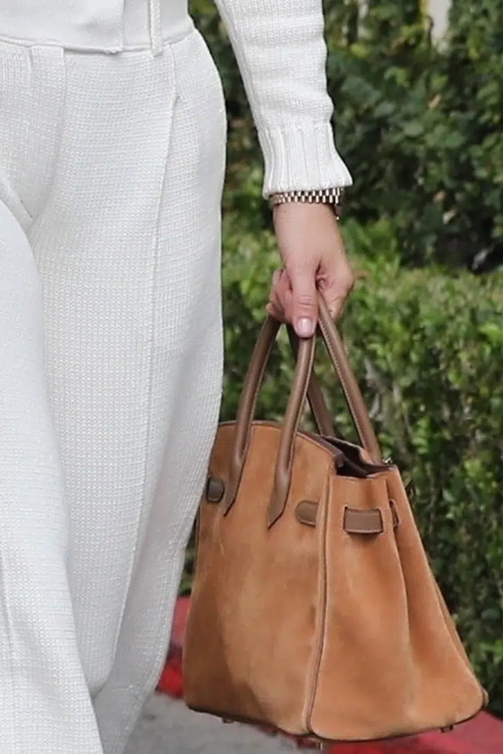 Дженнифер Лопес с коричневой сумкой и новым натуральным маникюром на коротких ногтях