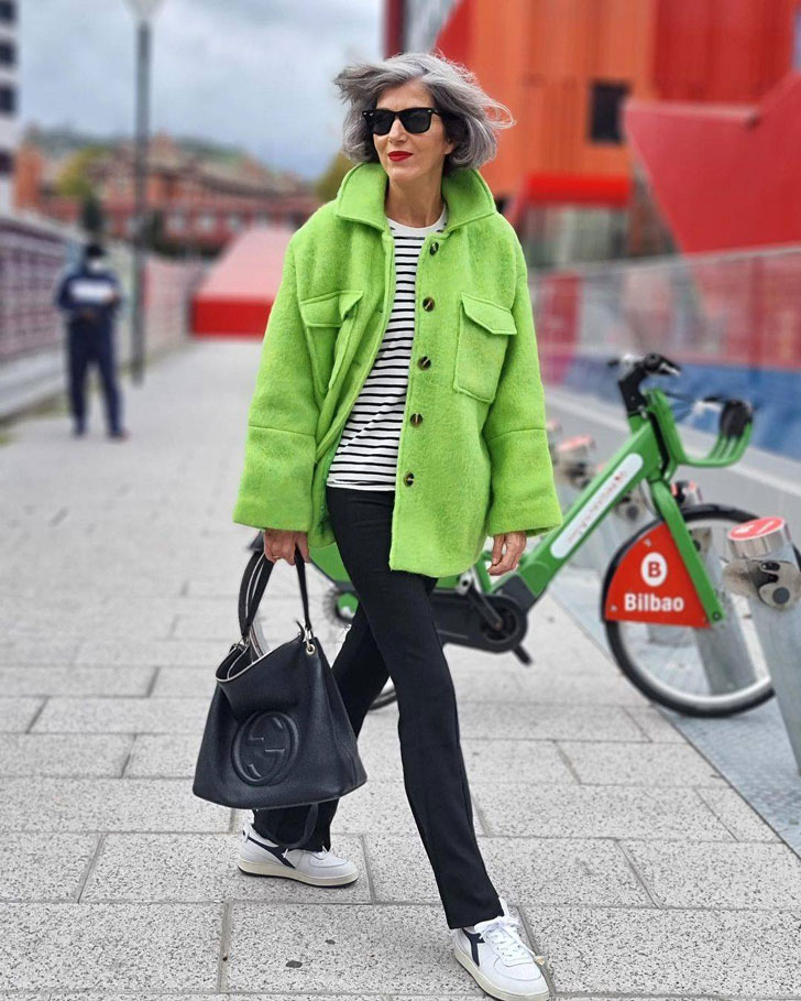 Кармен Гимено в черных брюках, зеленой тканевой куртке и белых кедах