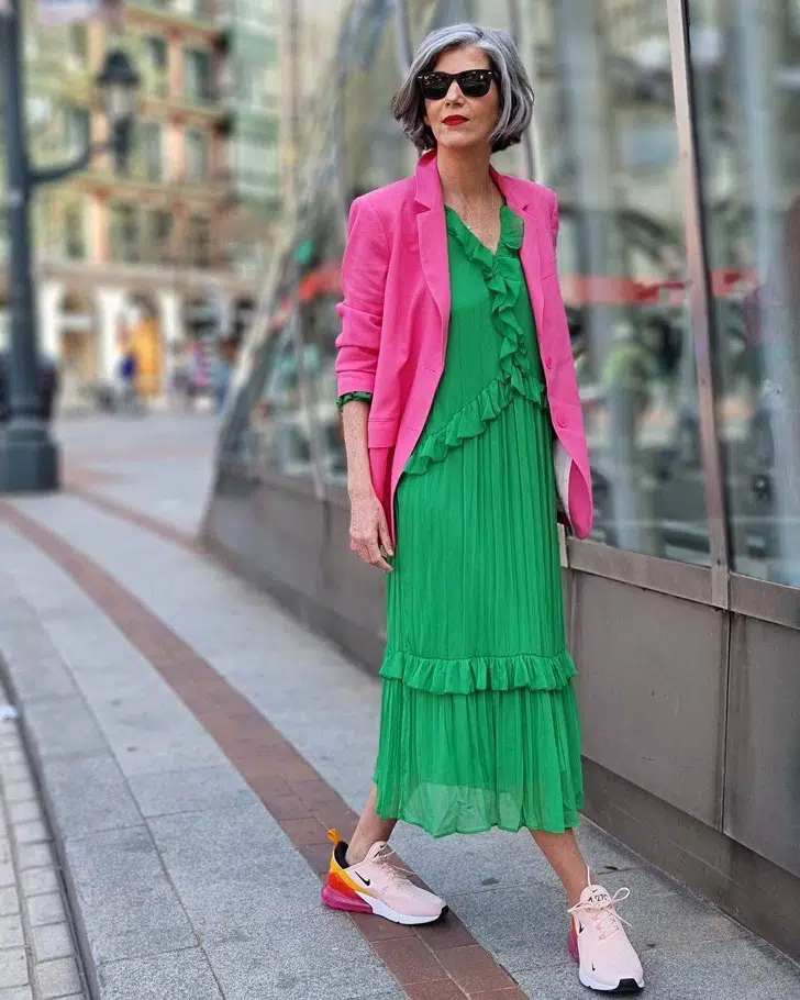 Кармен Гимено в зеленом платье с оборками, розовом жакете и спортивных кроссовках