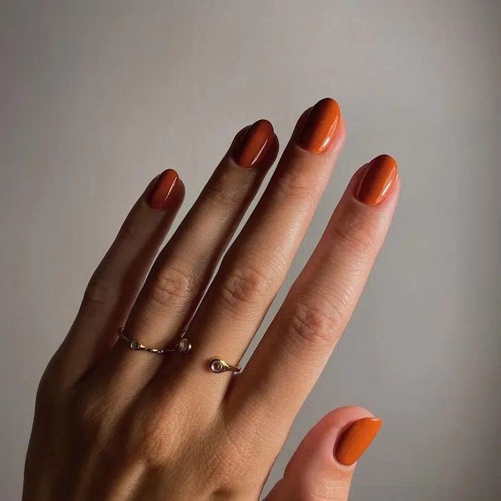 Кирпично оранжевый маникюр на овальных ногтях средней длины