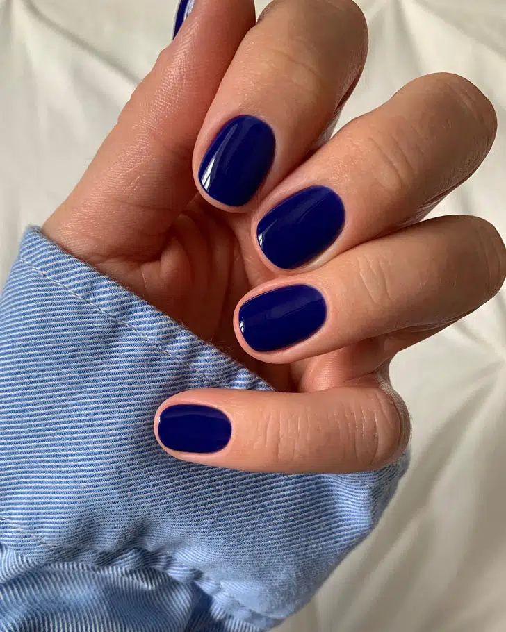 Классический темно синий маникюр на коротких овальных ногтях