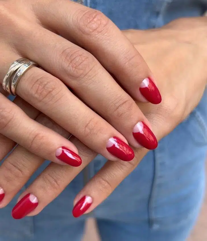 Красный лунный маникюр на овальных ногтях средней длины
