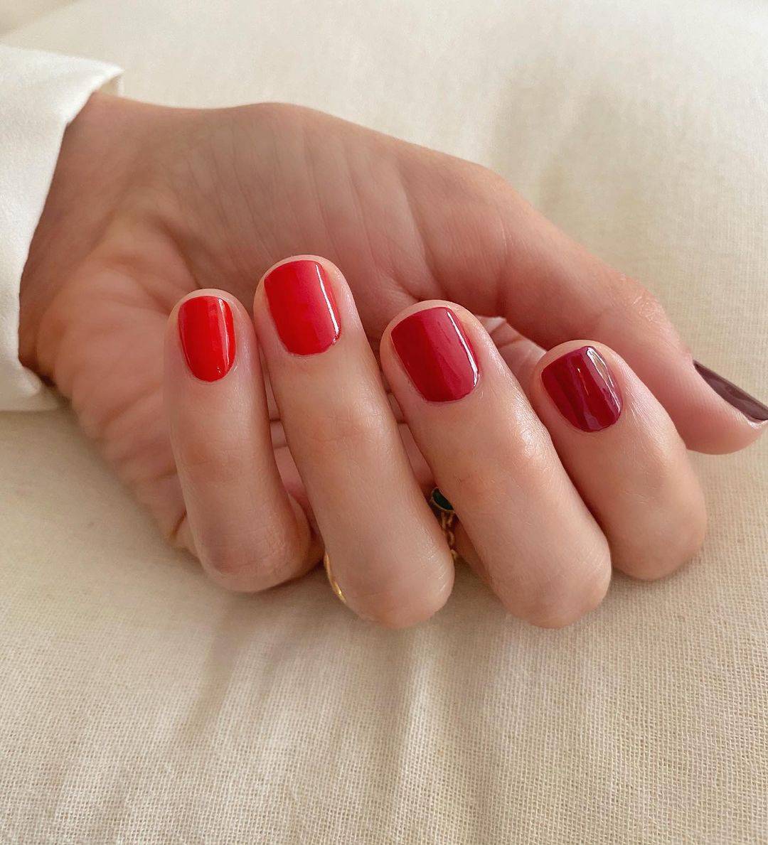 Красный маникюр омбре на коротких квадратных ногтях