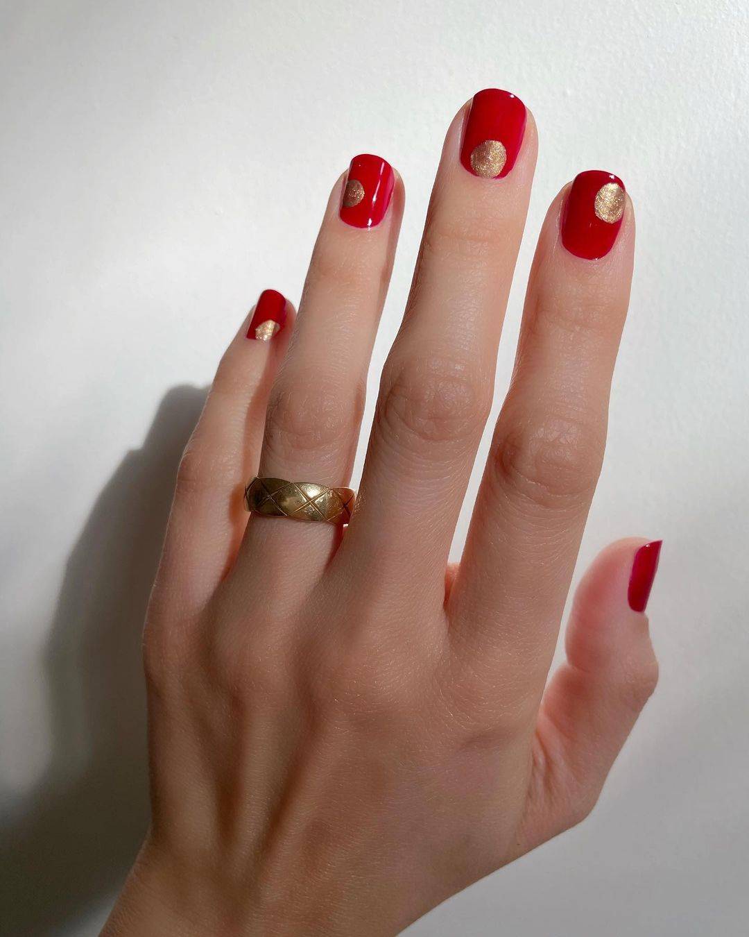 Красный маникюр с золотыми кругами на коротких натуральных ногтях