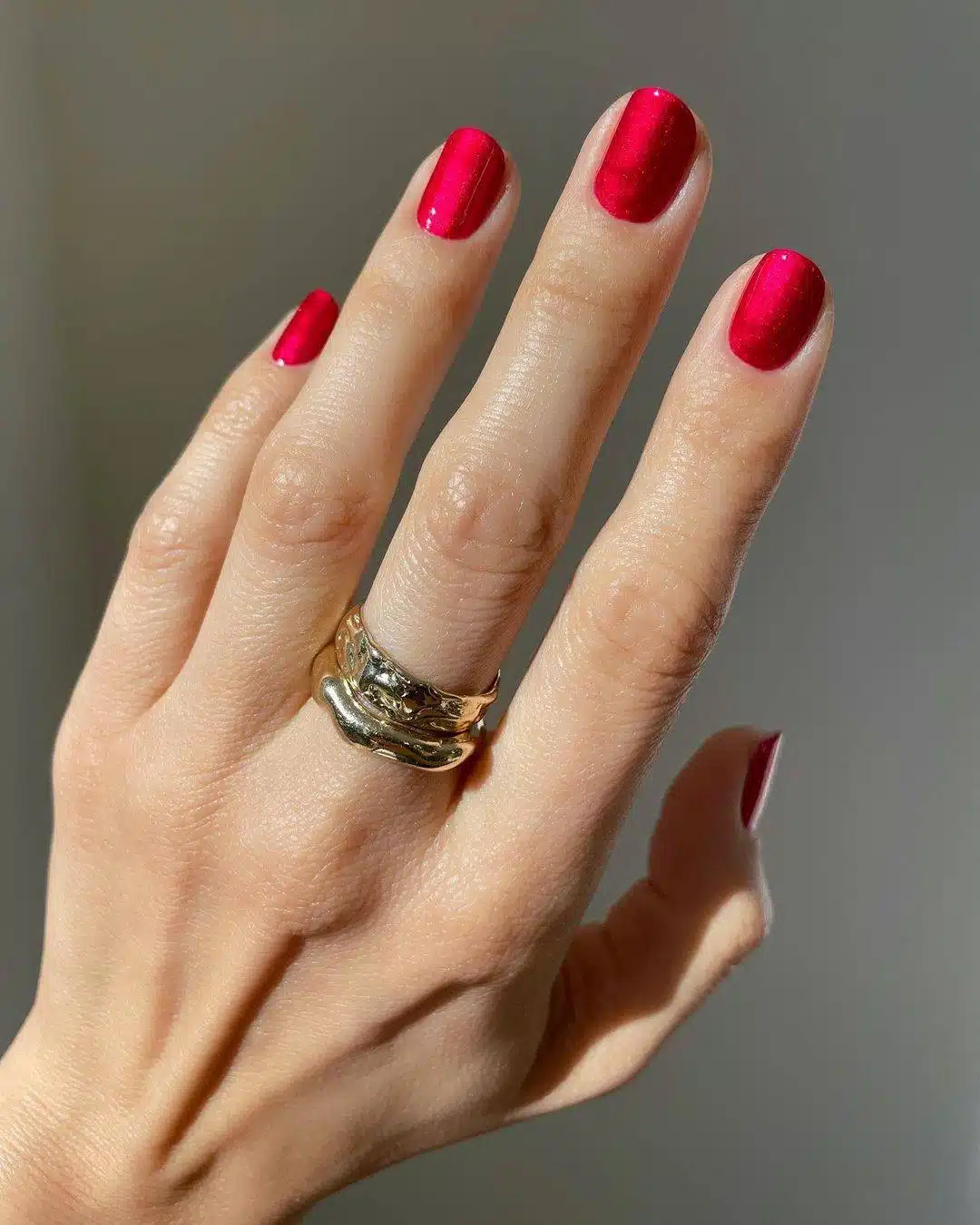 Красный металлизированный маникюр на коротких натуральных ногтях