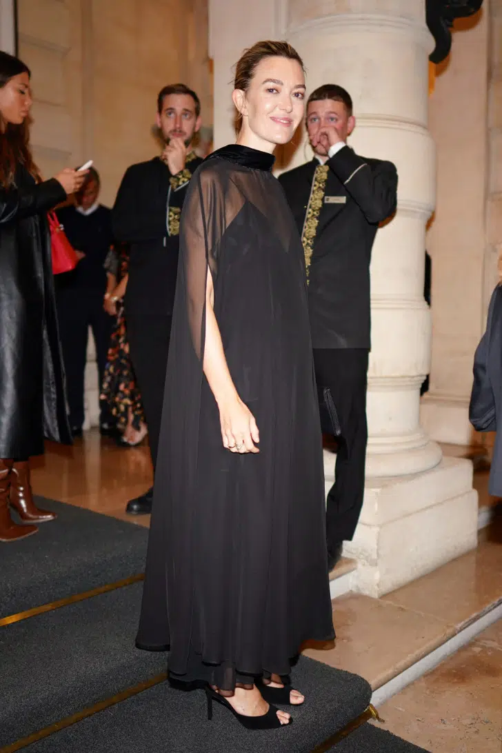 Марта Ортега в торжественном черном платье и туфлях с ремешком на пятке