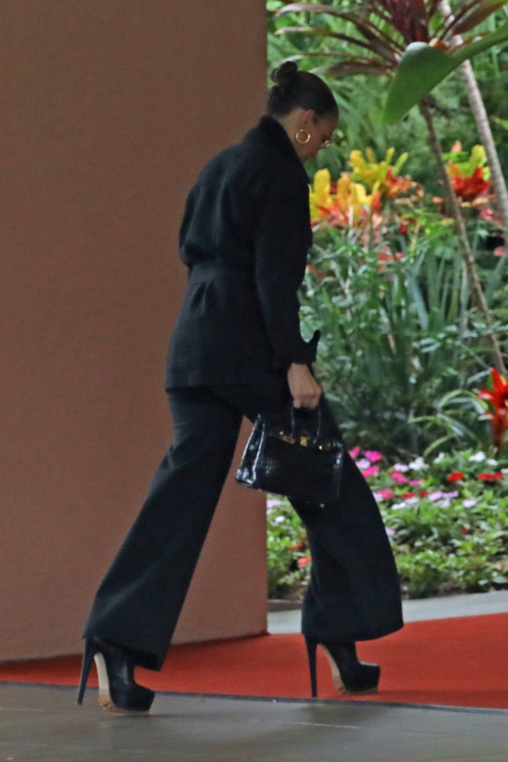 Дженнифер Лопес в черных брюках клешь, куртке и аккуратным пучком на голове