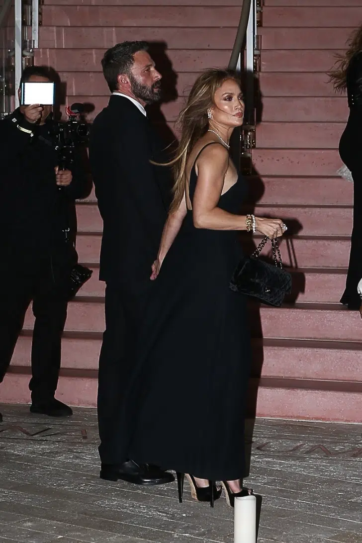 Дженнифер Лопес в шикарном платье, очень высоких каблуках и дорогих аксессуарах