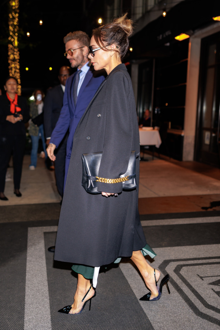 Виктория Бекхэм в черном оверсайз пальто с широкими плечами и необычных красивых туфлях
