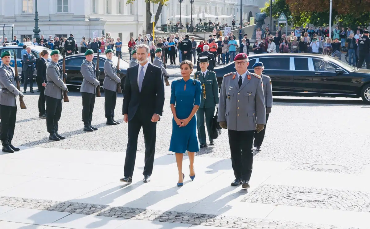 Королева Летиция в красивом синем платье и туфлях на шпильке посетила Германию