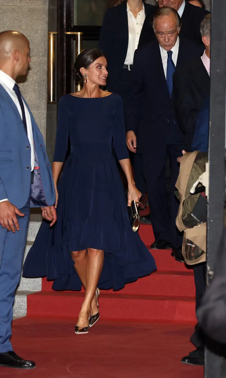 Королева Летиция в темно синем платье с асимметричной пышной юбкой и серебристых босоножках