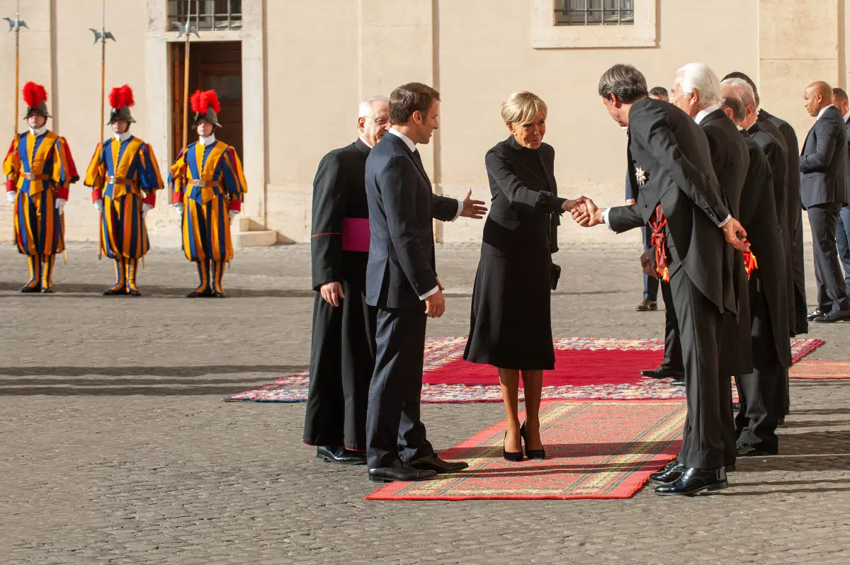 Брижит Макрон в черном наряде и новой прической посетила Ватикан
