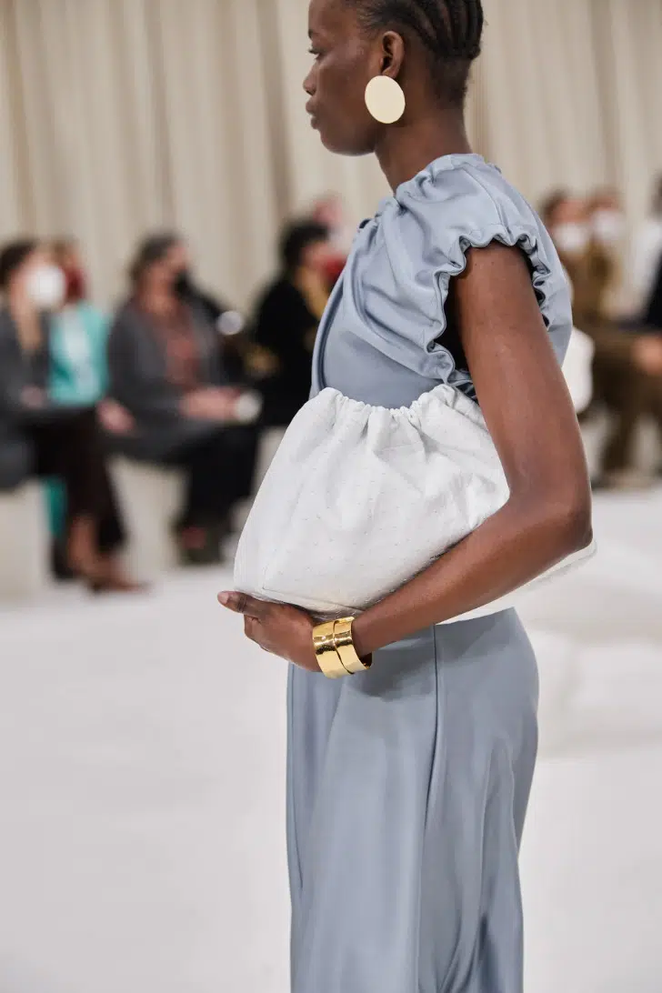 Модель с кремово-белой мягкой сумкой от Jill Sander