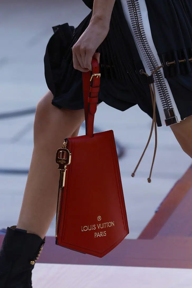 Модель с красной сумочкой необычной формы от Louis Vuitton