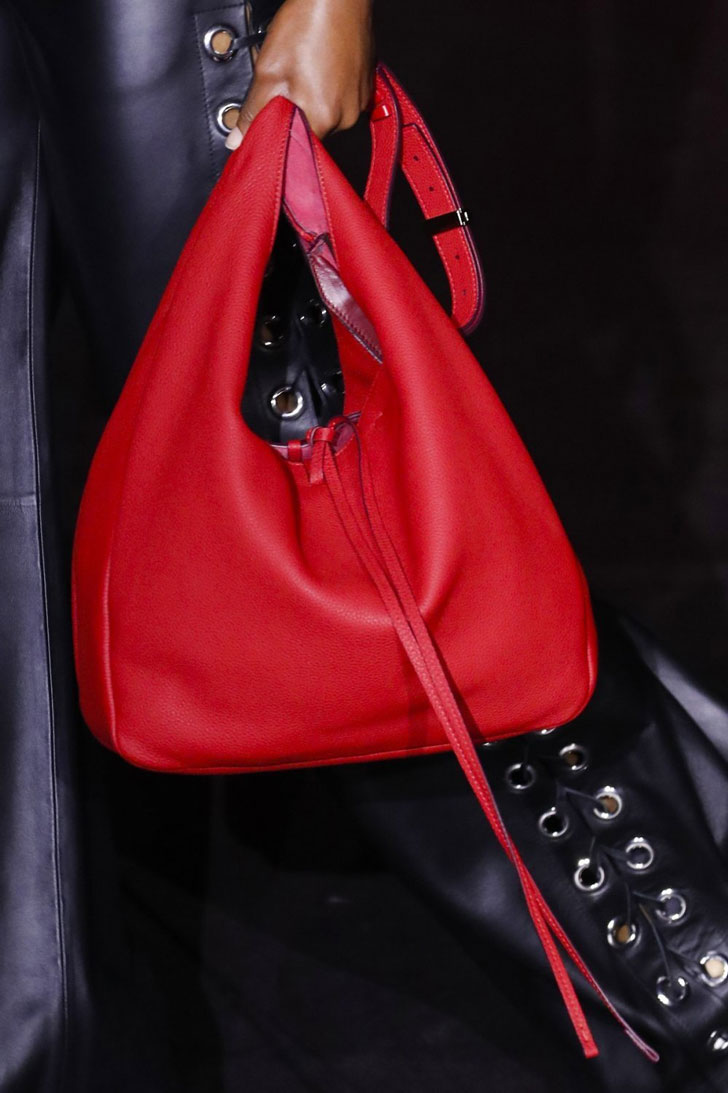 Модель с мягкой красной сумкой от Chloe