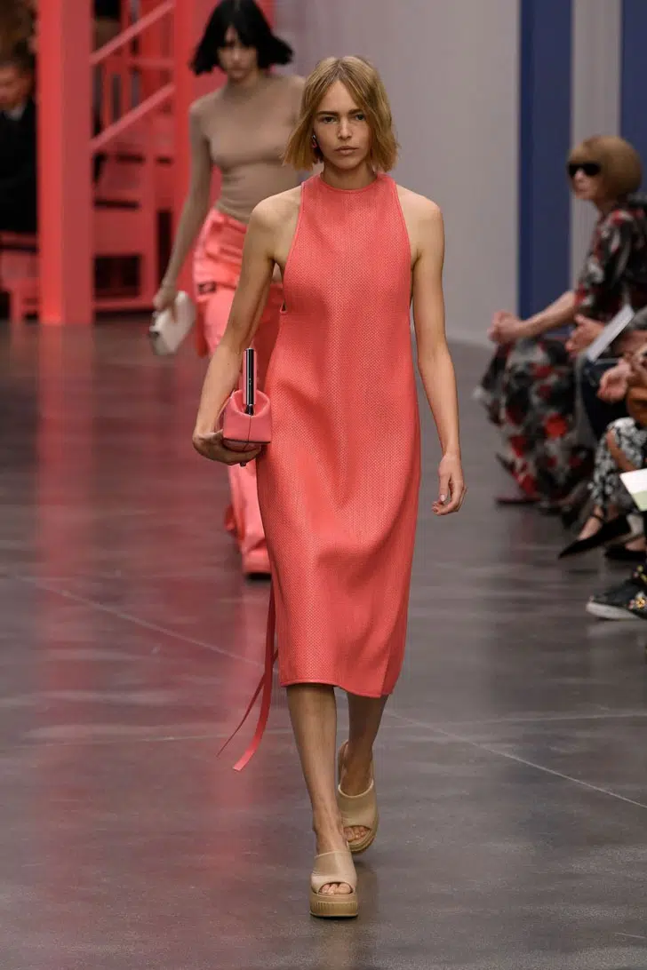 Модель с небольшой розовой сумочкой от Fendi
