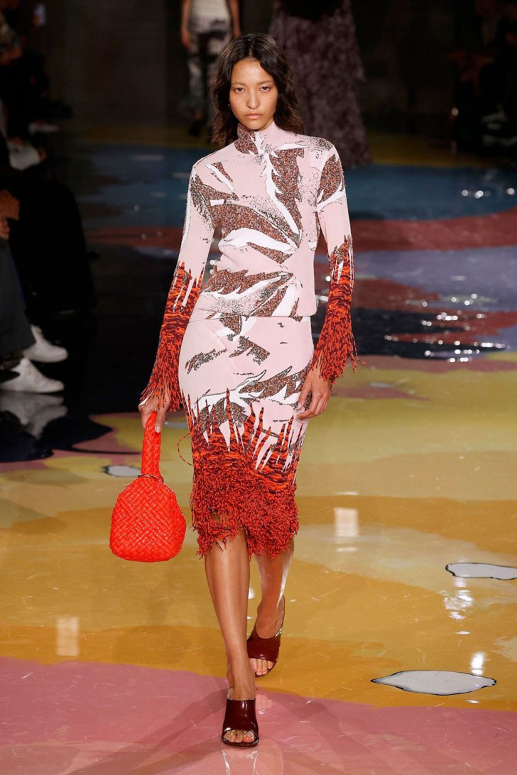 Модель с плетеной красной сумкой от Bottega Veneta