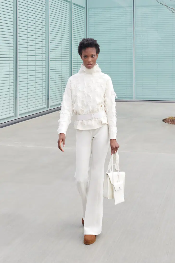 Модель в полностью белом образе и с кремово-белой сумочкой от Akris