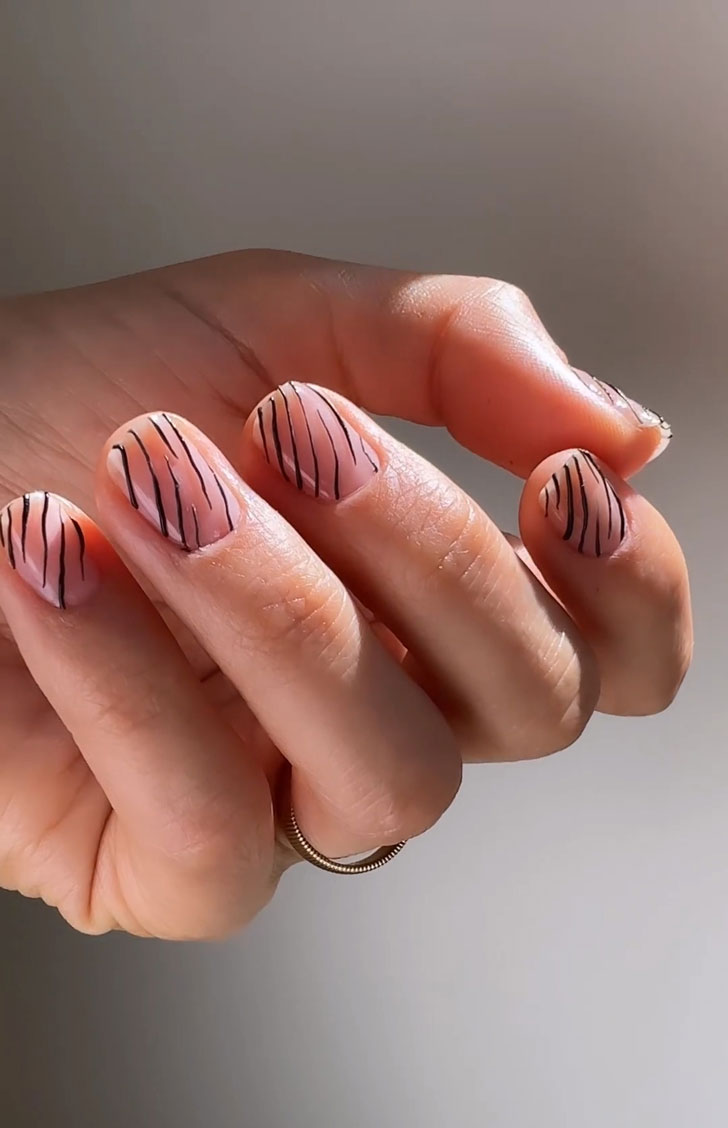 Натуральный маникюр с черными штрихами на коротких квадратных ногтях