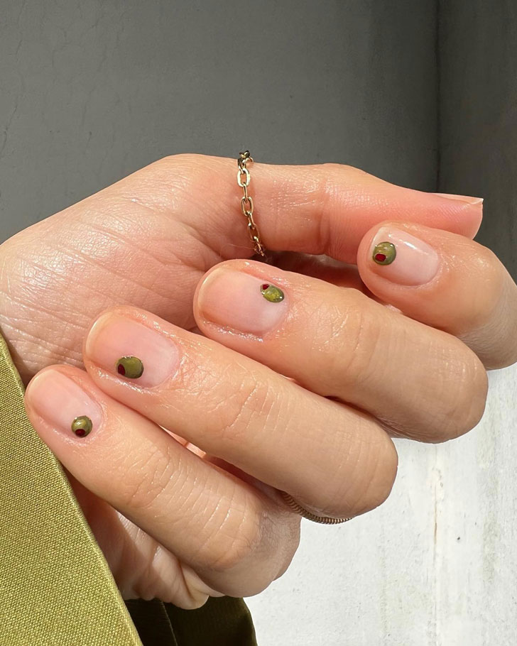 Натуральный маникюр с оливками на коротких ногтях