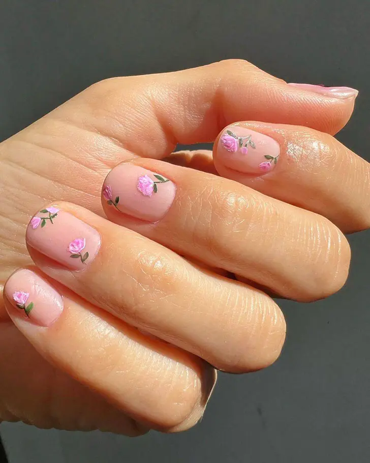 Нежный нейтральный маникюр с розовыми розами на коротких квадратных ногтях
