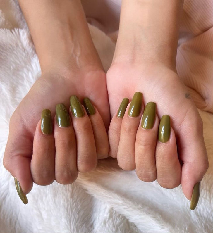 Оливковый маникюр на длинных квадратных ногтях