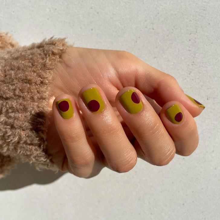 Оливковый маникюр с коричневыми кругами на коротких натуральных ногтях